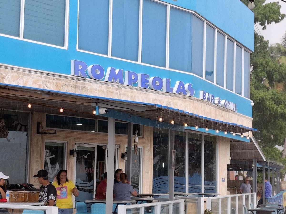Rompeolas Bar & Grill