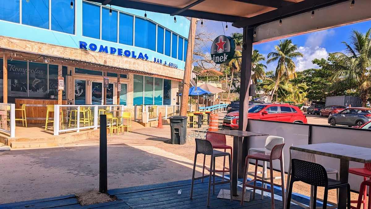 Rompeolas Bar & Grill