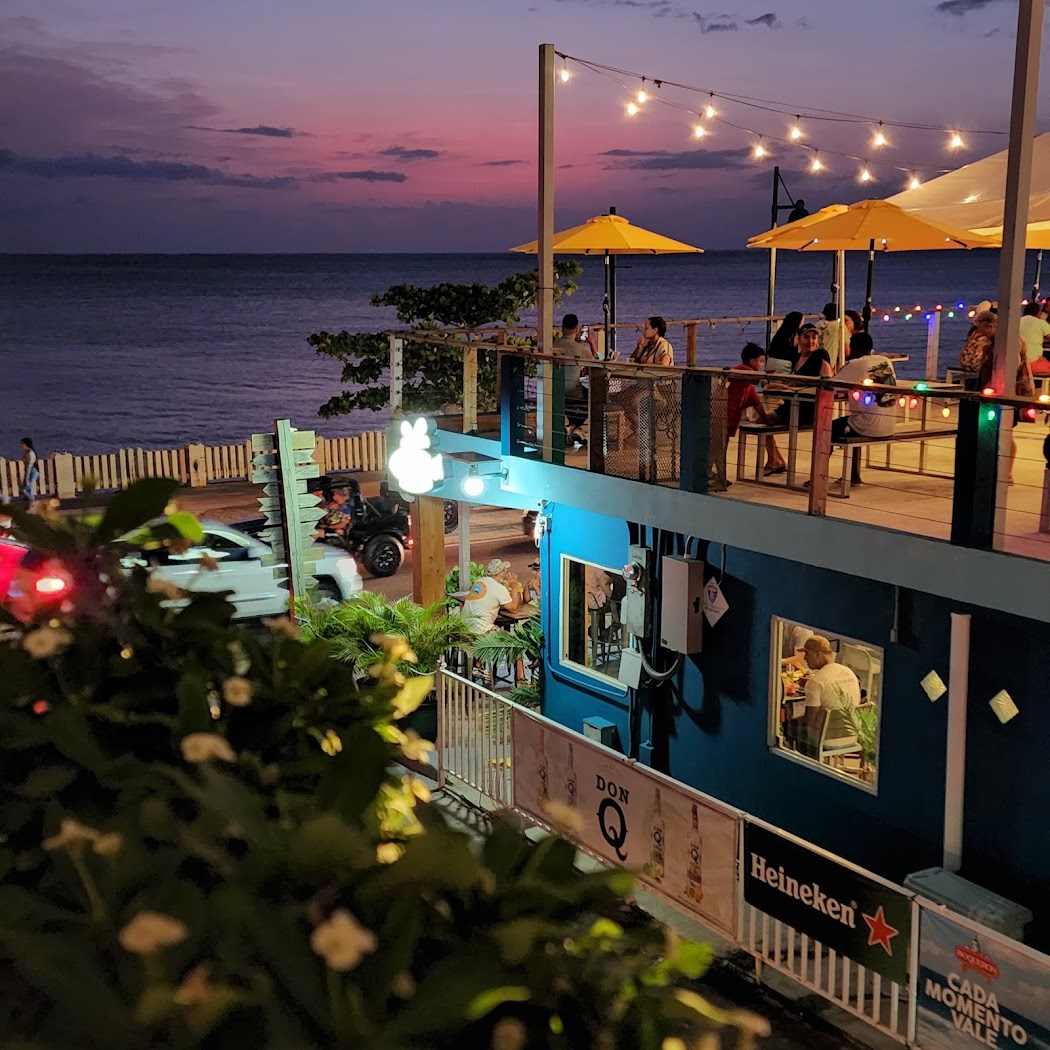 Rompeolas Bar & Grill