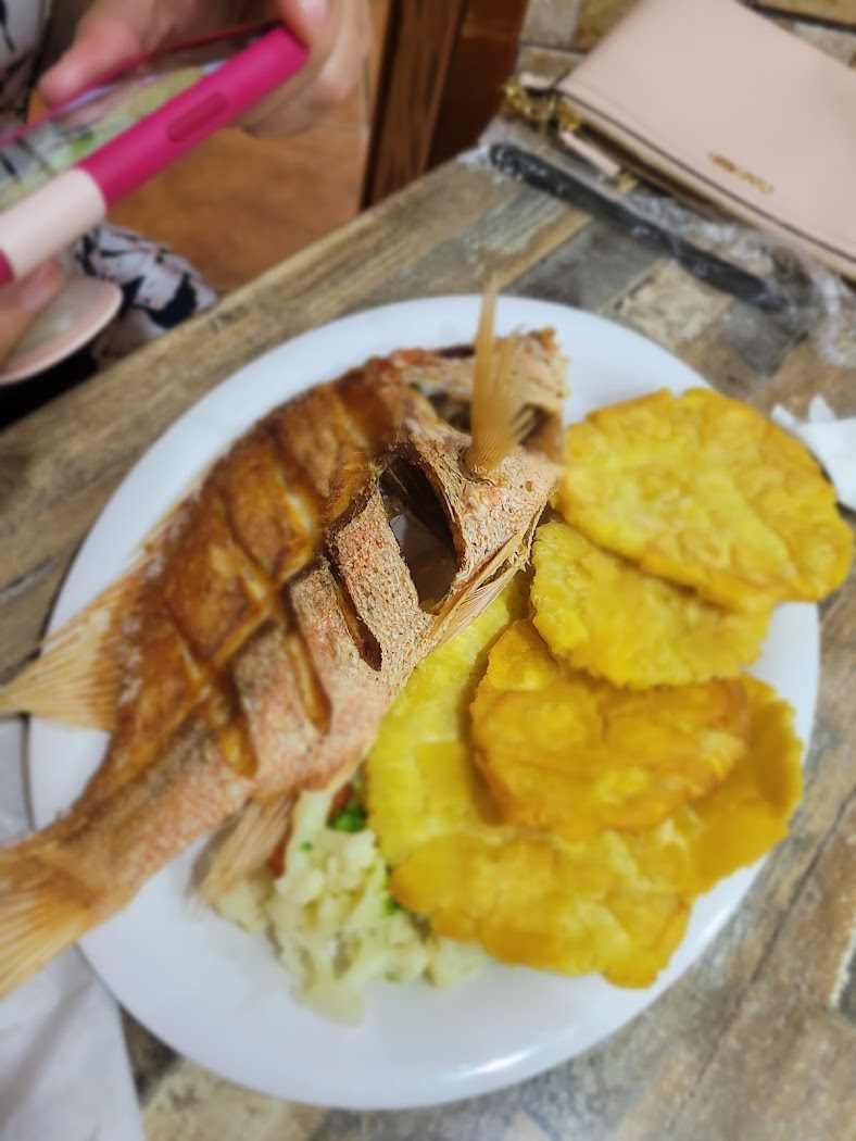 Rompeolas Bar & Grill